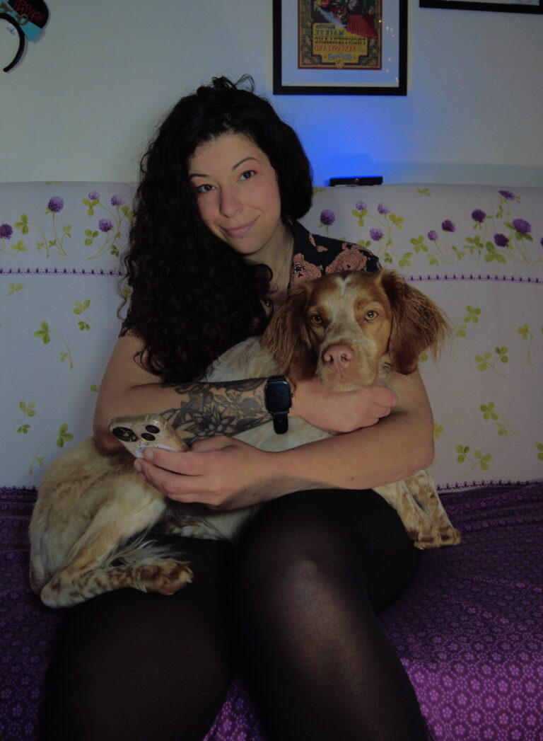 Safia et Tao la meuf avec son chien